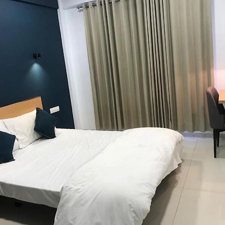 Hooliv 7 Avenues G Block Hotel Pune Bagian luar foto