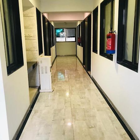 Hooliv 7 Avenues G Block Hotel Pune Bagian luar foto