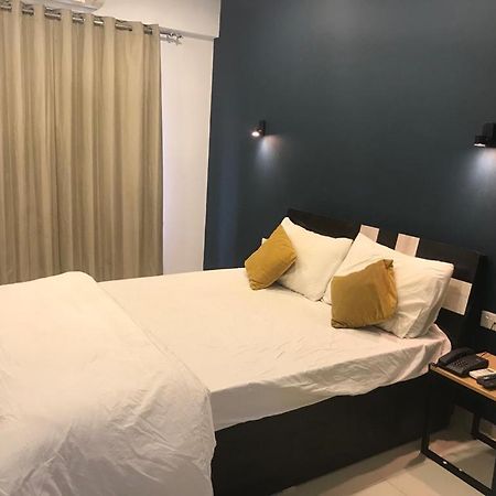 Hooliv 7 Avenues G Block Hotel Pune Bagian luar foto