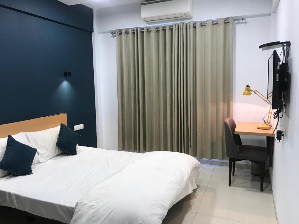 Hooliv 7 Avenues G Block Hotel Pune Bagian luar foto