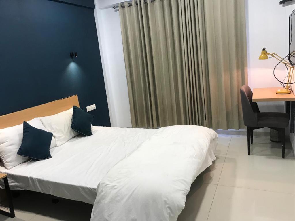 Hooliv 7 Avenues G Block Hotel Pune Bagian luar foto
