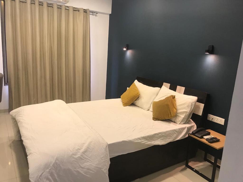 Hooliv 7 Avenues G Block Hotel Pune Bagian luar foto