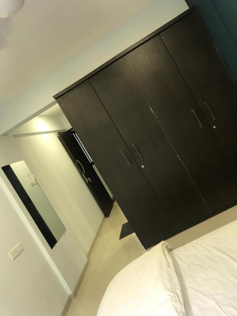 Hooliv 7 Avenues G Block Hotel Pune Bagian luar foto